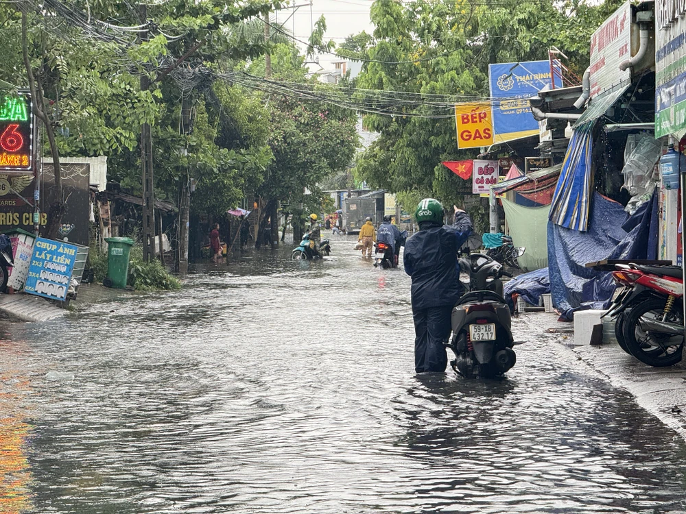 Nhiều xe bị chết máy. duong-lo-lu20.JPG