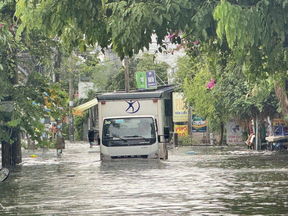 Tương tự, đường số 4, phường Trường Thọ, TP Thủ Đức cũng bị ngập sâu sau cơn mưa buổi trưa duong-lo-lu22.JPG