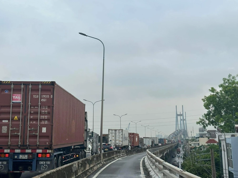 Hàng dài phương tiện ùn ứ trên cầu Phú Mỹ. Khu vực cầu Phú Mỹ đang ùn ứ kéo dài