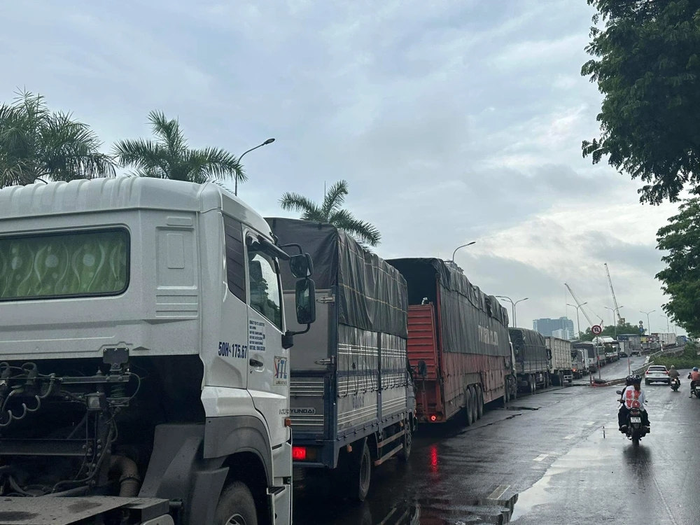 Hàng dài phương tiện xếp hàng từ đường Nguyễn Văn Linh lên cầu Phú Mỹ. Khu vực cầu Phú Mỹ đang ùn ứ kéo dài