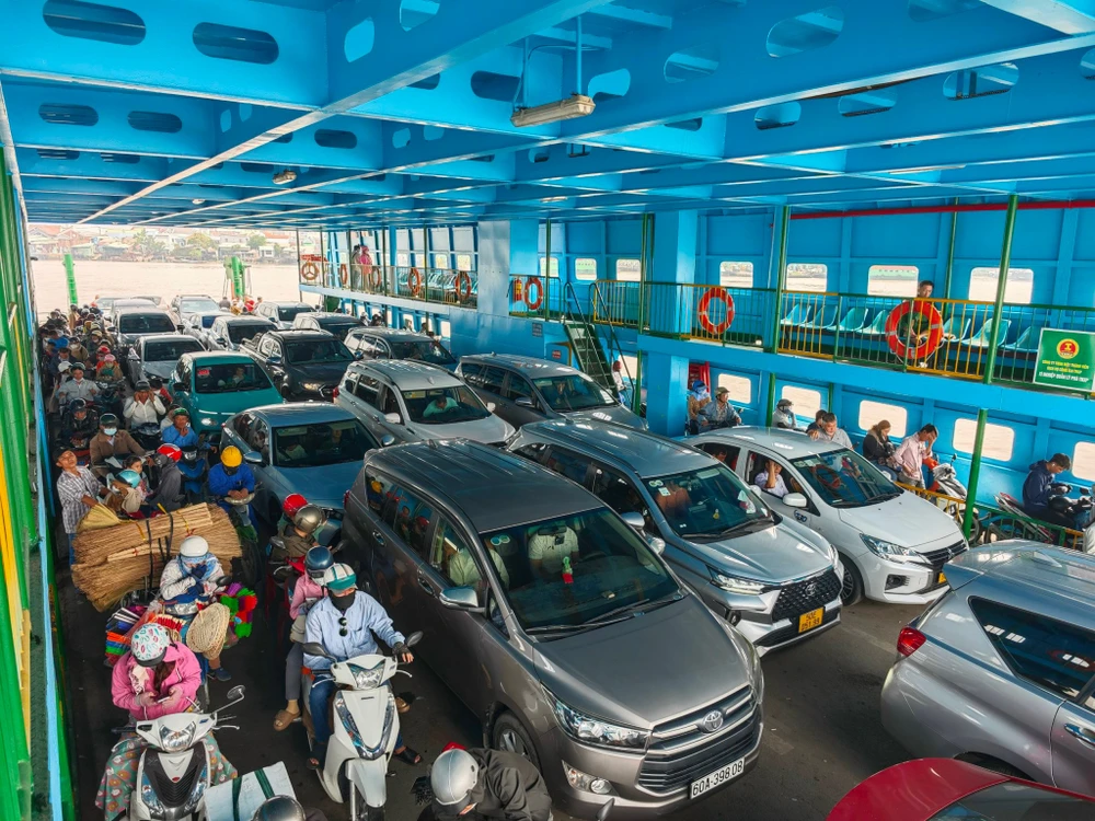 Phương tiện đông đúc trên phà Cát Lái. kẹt xe khu vực phà Cát Lái, TP Thủ Đức