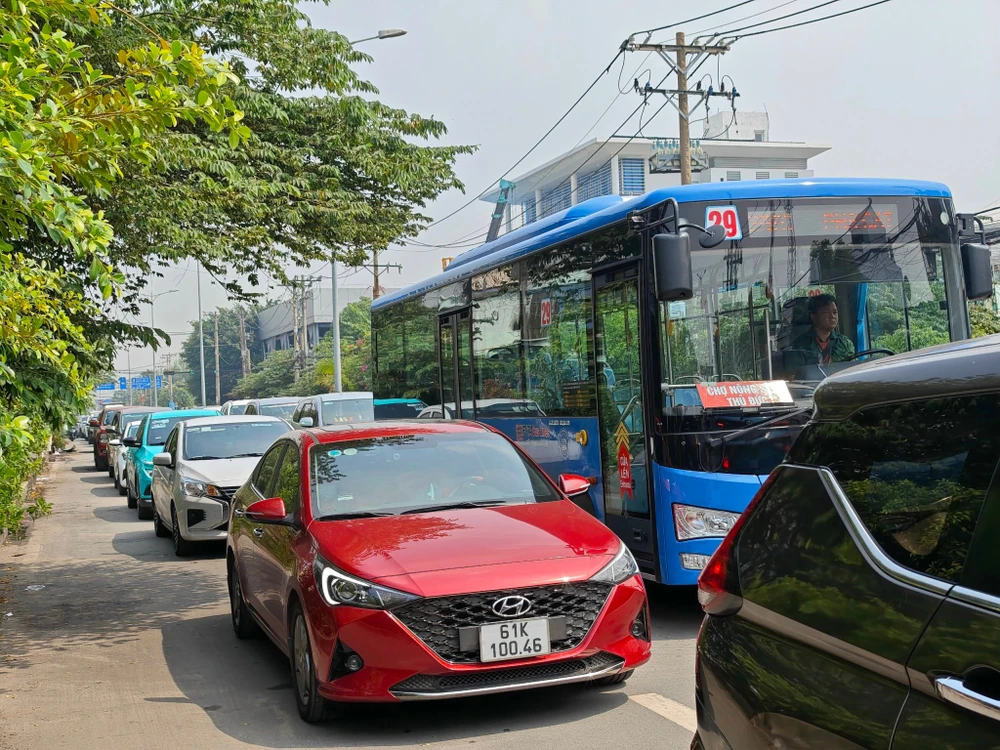Các phương tiện vẫn đổ dồn về phà Cát Lái. kẹt xe khu vực phà Cát Lái, TP Thủ Đức
