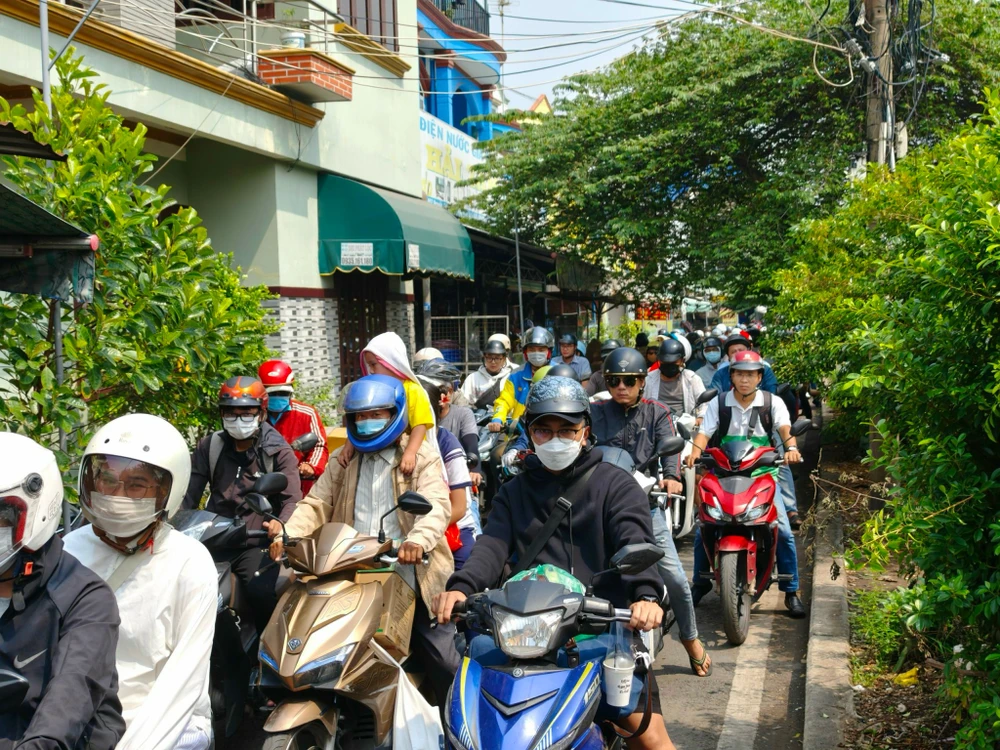 Anh Nguyễn Thanh Sơn, TP Thủ Đức cho biết anh phải mất hơn 1 giờ đồng hồ mới lên được phà Cát Lái. kẹt xe khu vực phà Cát Lái, TP Thủ Đức