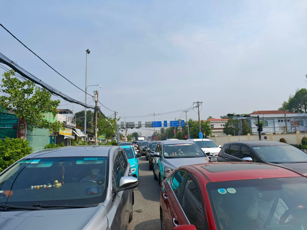 Hàng dài phương tiện xếp hàng chờ di chuyển. kẹt xe khu vực phà Cát Lái, TP Thủ Đức