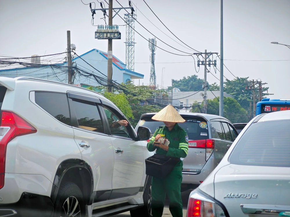 Nhân viên bán vé từ xa để giảm tải. kẹt xe khu vực phà Cát Lái, TP Thủ Đức