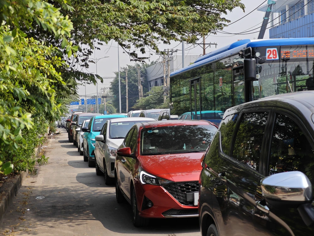 Các phương tiện ùn ứ đi qua phà Cát Lái. kẹt xe khu vực phà Cát Lái, TP Thủ Đức