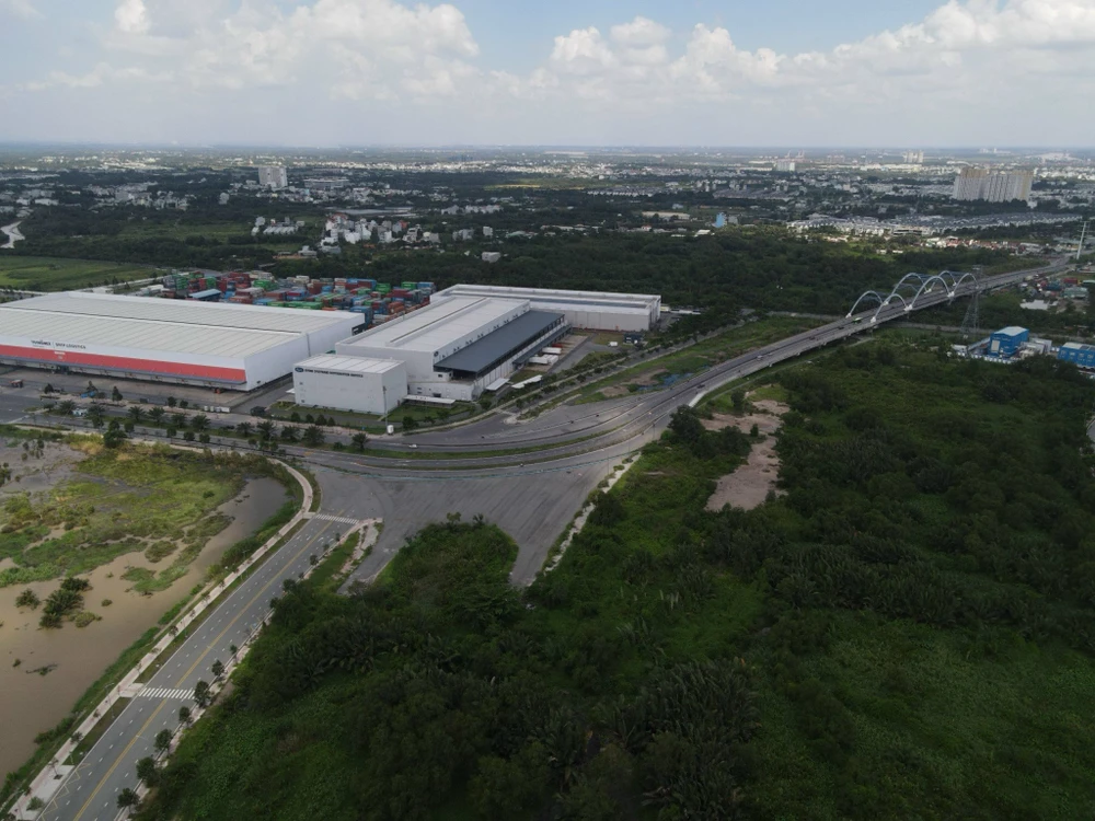 TP.HCM có điểm đón trả khách ở tiểu đảo nút giao vành đai 2 với cao tốc TP.HCM - Long Thành - Dầu Giây. Ảnh: ĐT TP.HCM có điểm đón trả khách ở tiểu đảo nút giao vành đai 2 với cao tốc TP.HCM - Long Thành