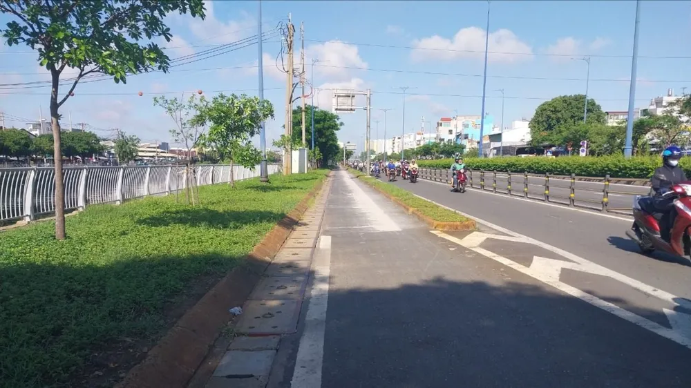 Khu vực này thường xuyên ùn ứ. Một đoạn đường Võ Văn Kiệt sẽ được sửa chữa, cải tạo dải phân cách giữa hai làn xe máy