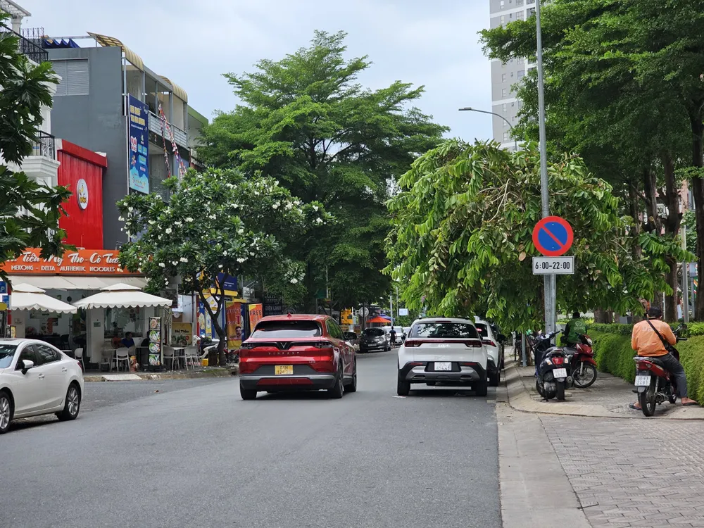 Sở GTVT TP đề nghị tăng cường tuần tra, xử lý nghiêm tình trạng đỗ xe không đúng quy định. Ảnh: ĐÀO TRANG Nút giao An Phú có tình trạng hư hỏng mặt đường, thời lượng đèn giao thông chưa hợp lý