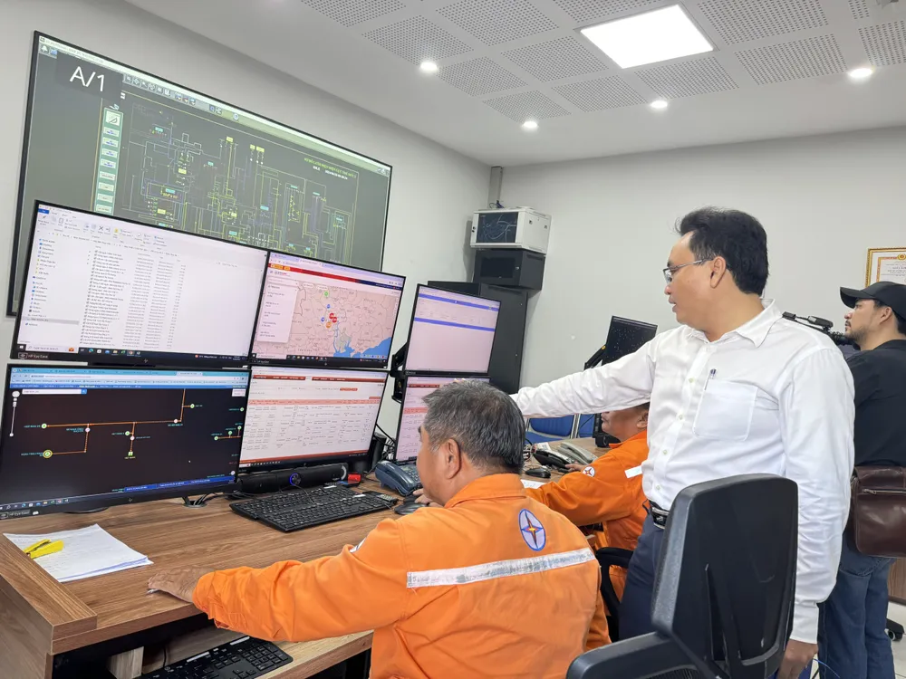 Ngành điện TP.HCM có thể kiểm tra, phát hiện sự cố từ hệ thống. Ảnh: ĐÀO TRANG EVNHCMC tăng cường công tác đảm bảo vận hành ổn định lưới điện trong mùa mưa bão