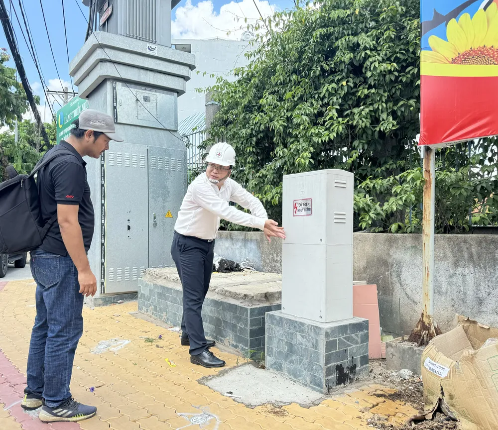 Điện lực Thủ Đức chủ động rà soát các tủ điện, trạm điện nhằm tăng cường công tác đảm bảo vận hành ổn định lưới điện trong mùa mưa bão. Ảnh: ĐÀO TRANG EVNHCMC tăng cường công tác đảm bảo vận hành ổn định lưới điện trong mùa mưa bão