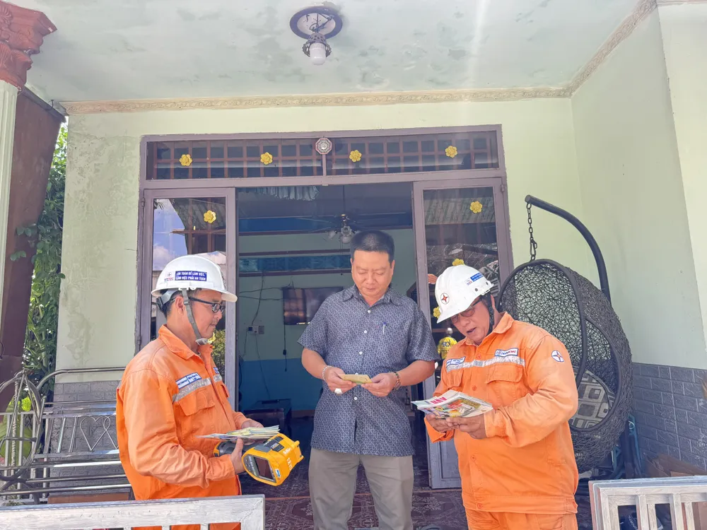 Nhân viên Điện lực Thủ Đức chủ động tuyên truyền vận động người dân đảm bảo an toàn điện trong gia đình. he-thong-luoi-dien2.jpg