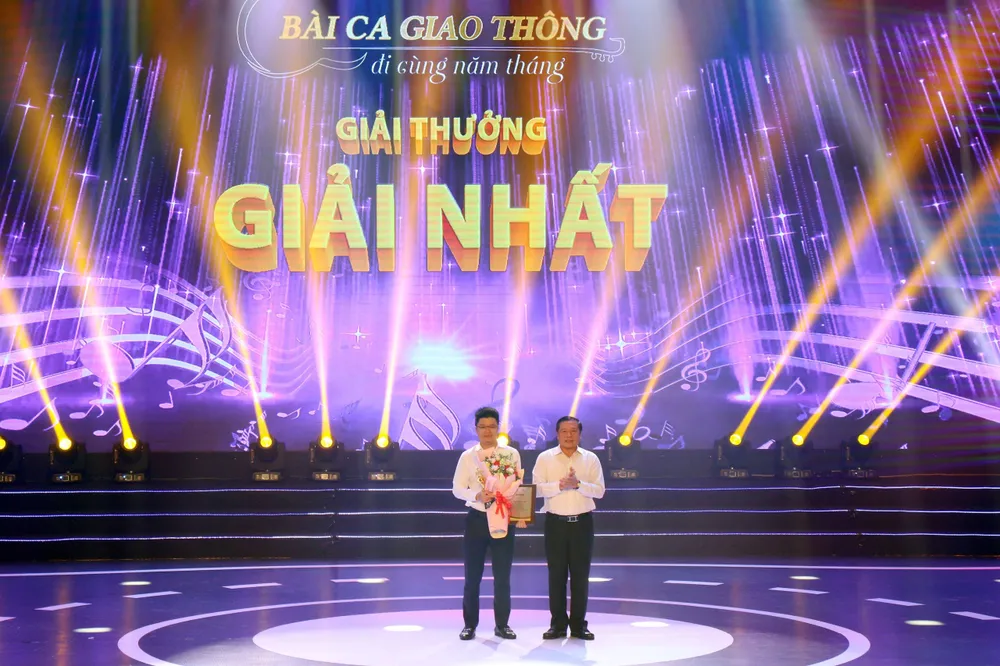 Giải nhất thuộc về nhạc sĩ Vũ Quốc Việt với ca khúc Người Đèo Cả. Ảnh: ĐÀO TRANG bài ca giao thông thông đi cùng năm tháng.jpg