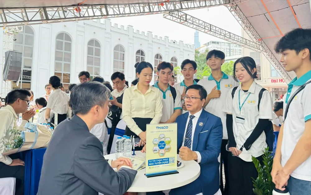 PGS.TS Nguyễn Xuân Phương - Hiệu Trưởng Trường Đại học GTVT TP.HCM cùng Đại diện Công ty CP Tập đoàn Trường Hải (THACO) tiếp xúc với sinh viên. Ảnh: ĐÀO TRANG Sinh viên Đại học GTVT TP.HCM có việc làm từ ghế nhà trường, vận hành giao thông thông minh
