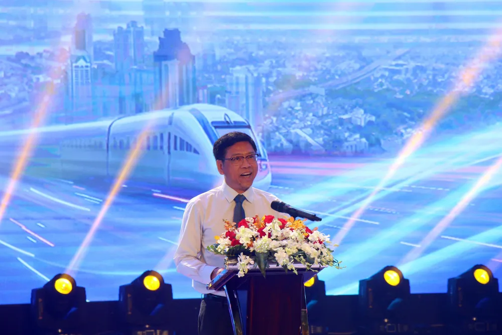 Thứ trưởng Bộ GTVT Nguyễn Xuân Sang cho biết "Bài ca giao thông đi cùng năm tháng" đã phát huy vai trò truyền cảm hứng, cổ vũ, khích lệ toàn ngành GTVT đoàn kết, thi đua sáng tạo. Ảnh: ĐÀO TRANG Bài ca giao thông đi cùng năm tháng