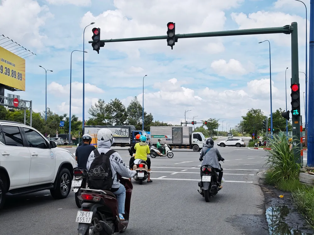 Hướng từ đường Tố Hữu về đường Mai Chí Thọ không còn đèn số đếm lùi. Ảnh: Đ.T IMG_7026.jpeg