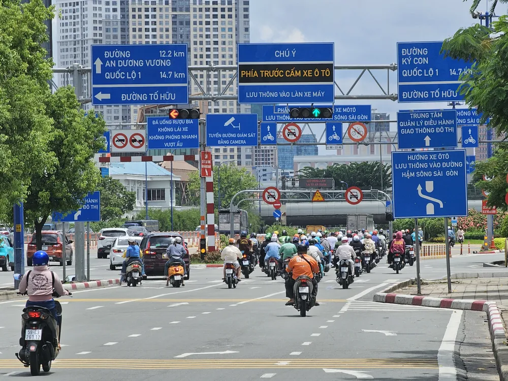 Nút giao Mai Chí Thọ - Tố Hữu đang triển khai thí điểm không sử dụng đèn số đếm lùi. Ảnh: Đ.T triển khai thí điểm không sử dụng đèn số đếm lùi ở một số nút giao thông.