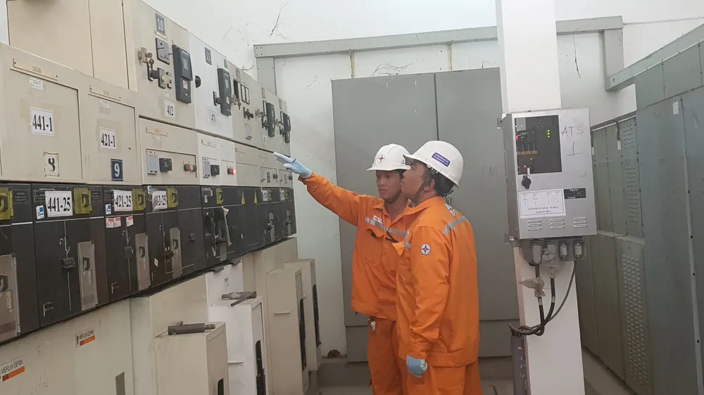 Nhân viên điện lực TP.HCM kiểm tra hệ thống điện, đảm bảo nguồn điện cho kỳ thi tốt nghiệp THPT 2024. Ảnh: ĐT TP.HCM đảm bảo cấp điện an toàn, liên tục cho kỳ thi tốt nghiệp THPT
