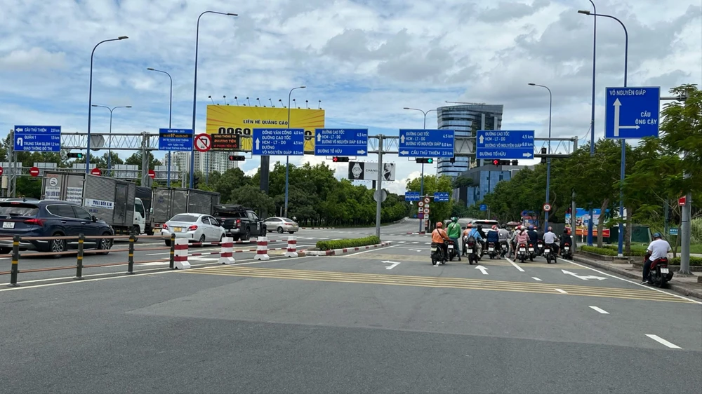 Giao thông trên đường Mai Chí Thọ. Ảnh: ĐT đèn số đếm lùi giây