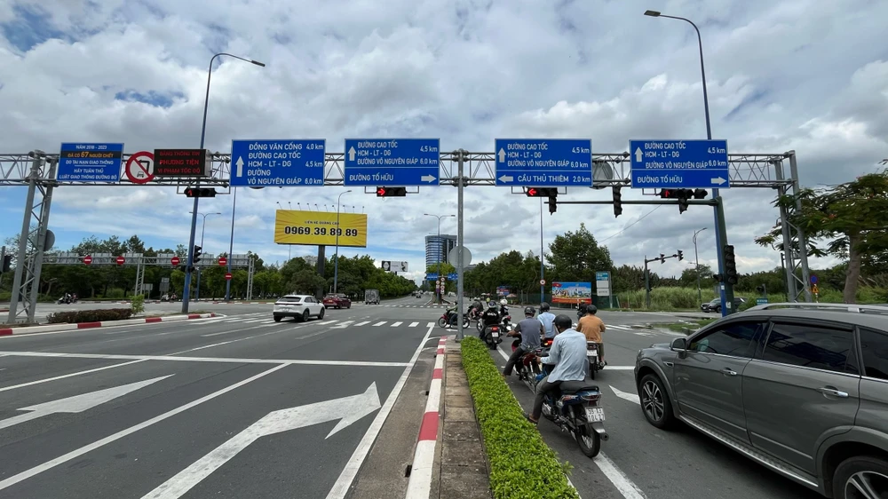 Nút giao thông Mai Chí Thọ - Tố Hữu đang thí điểm không đếm lùi giây. Ảnh: ĐÀO TRANG thí điểm không đèn số đếm lùi giây