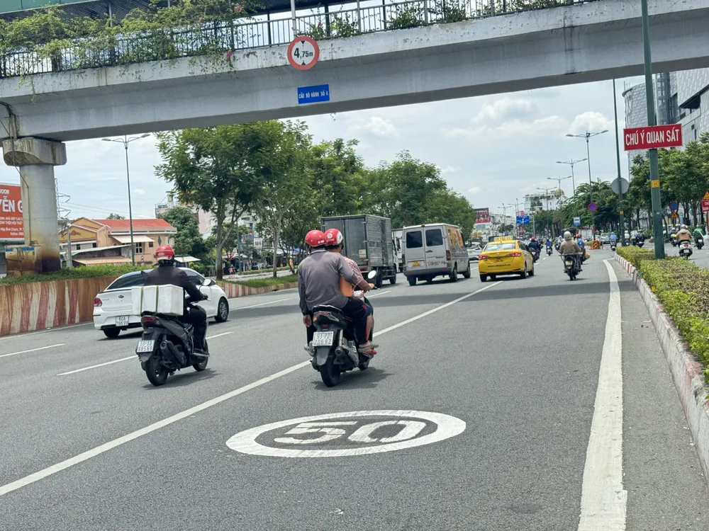 Người dân ủng hộ việc sơn cảnh báo hạn chế tốc độ trên đường Phạm Văn Đồng. Ảnh: ĐÀO TRANG Người dân ủng hộ việc sơn cảnh báo hạn chế tốc độ trên đường Phạm Văn Đồng.