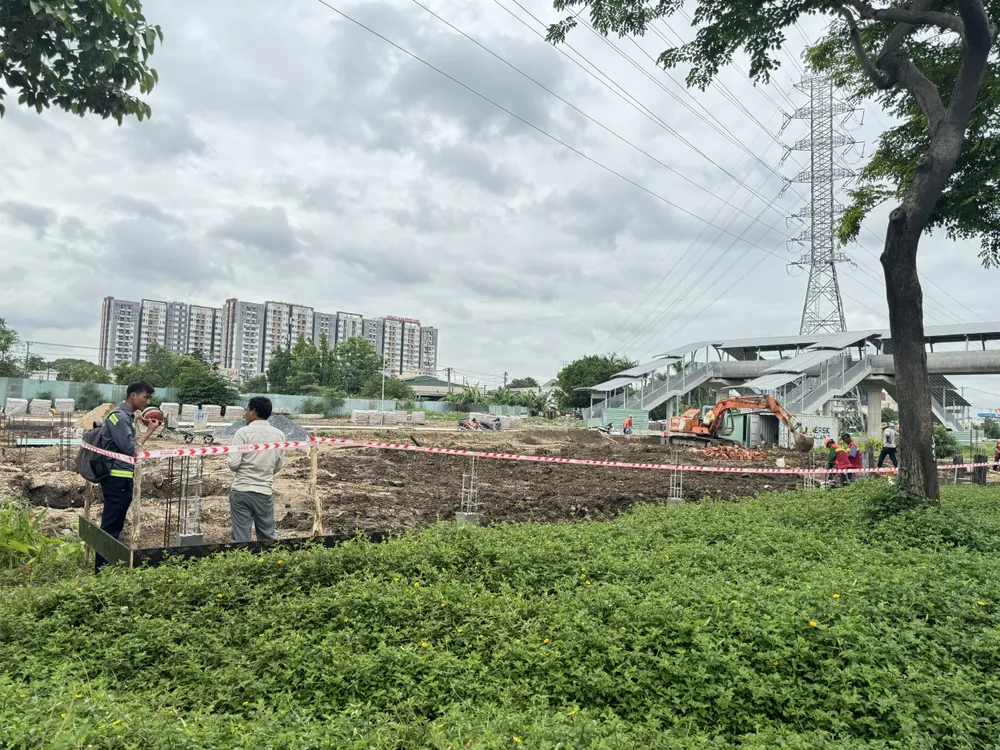 Nhiều bãi đậu xe xung quanh metro số 1 dần hình thành