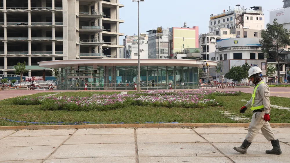 Người dân đi bộ trong 800 m đến được nhà ga metro mới thu hành khách. Ảnh: ĐT Người dân đi bộ trong 800 m đến được nhà ga metro mới thu hành khách