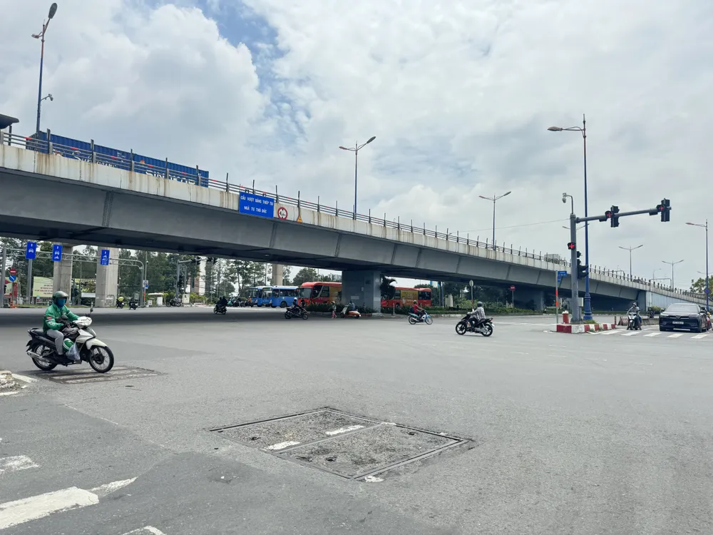 đề xuất cấm container, xe tải trên 5 tấn lưu thông lên cầu vượt ngã tư Thủ Đức