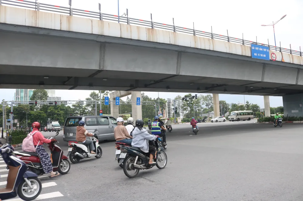 đề xuất cấm container, xe tải trên 5 tấn lưu thông lên cầu vượt ngã tư Thủ Đức