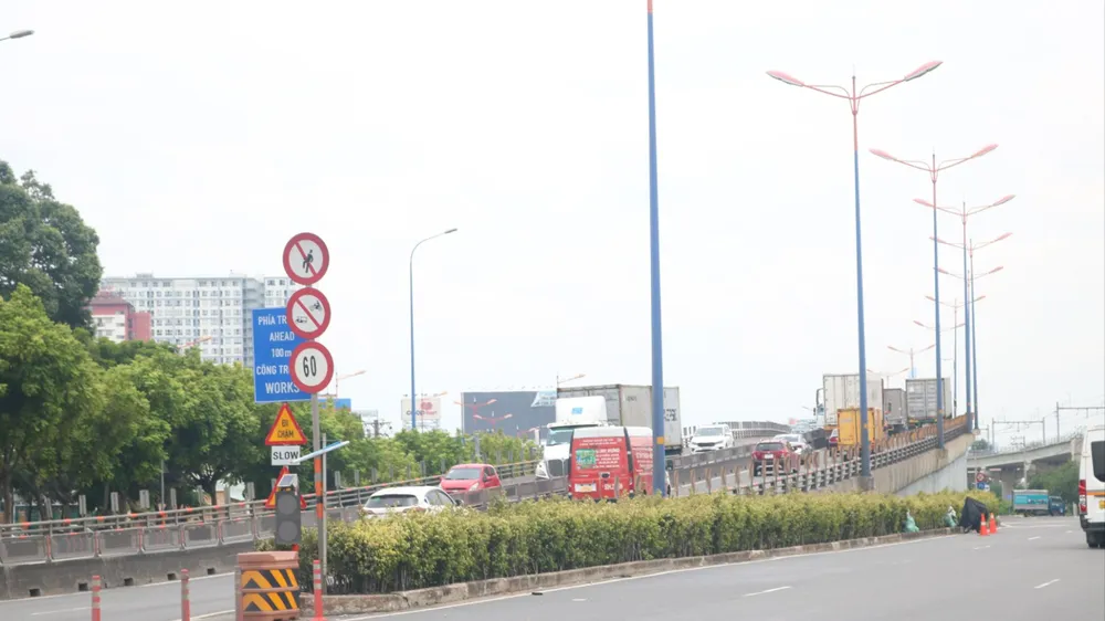 đề xuất cấm container, xe tải trên 5 tấn lưu thông lên cầu vượt ngã tư Thủ Đức