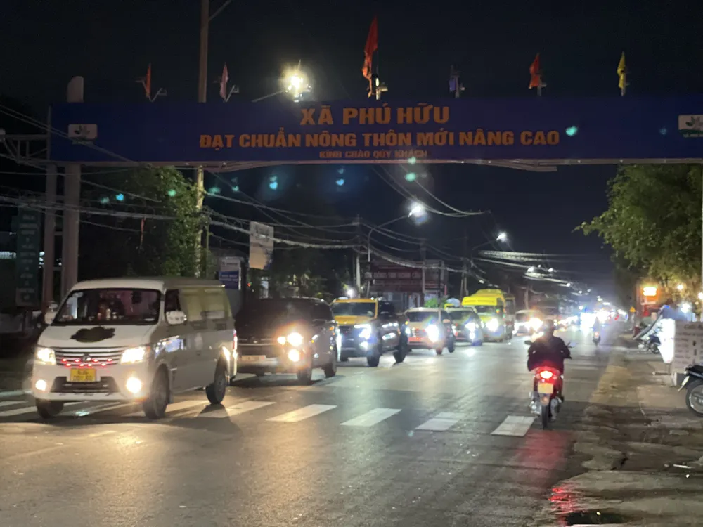 Hàng trăm ô tô xếp hàng chờ lên phà Cát Lái. Ảnh: CHí THÀNH phà cát Lái