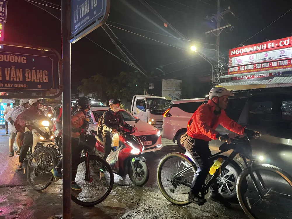 Xe máy, ô tô cũng xếp hàng lên phà. Ảnh: CHÍ THÀNH pha-cat-lai-2.jpg
