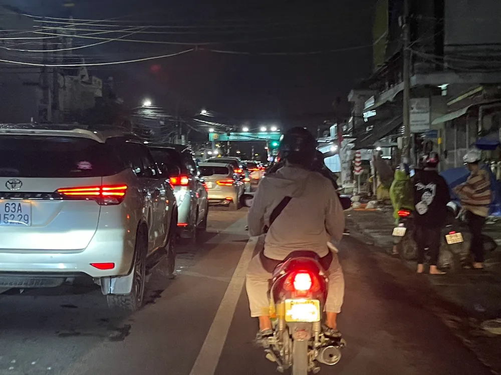 Ô tô xe máy nối đuôi nhau lên phà Cát Lái. Ảnh: CHÍ THÀNH pha-cat-lai-5.jpg