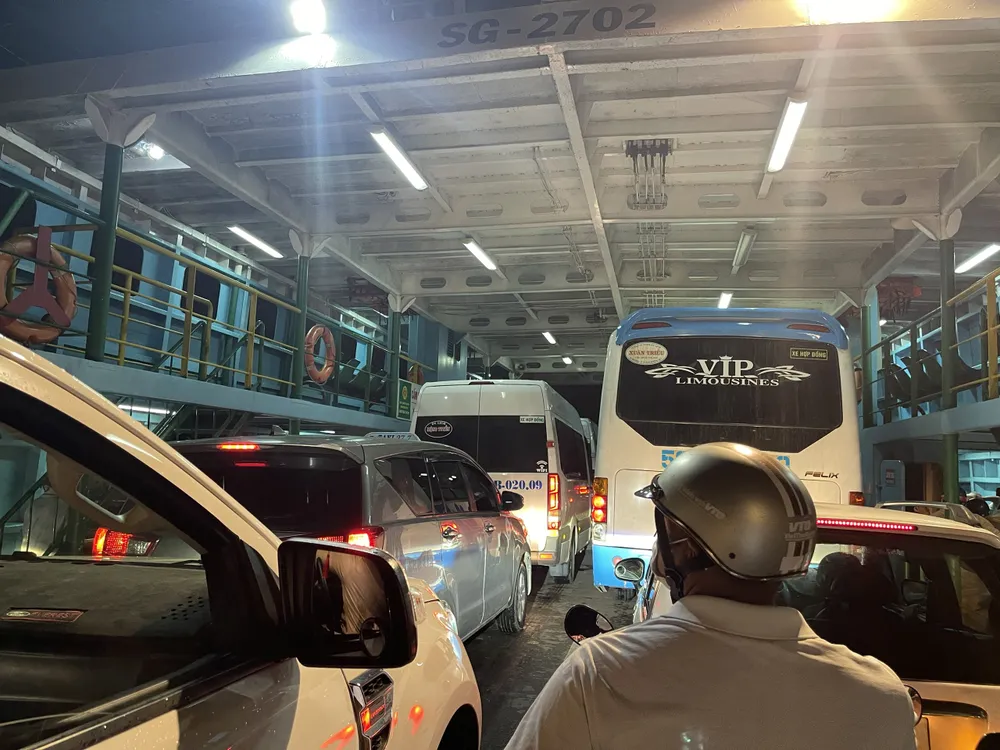 Người dân quay trở lại TP.HCM. Ảnh: CHÍ THÀNH pha-cat-lai-6.jpg