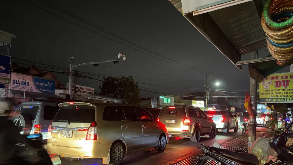 Hàng trăm phương tiện chờ lên phà Cát Lái để về TP.HCM. Ảnh: CHÍ THÀNH pha-cat-lai-7.jpg