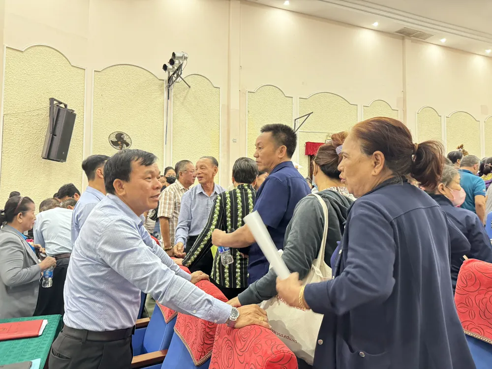 Ông Nguyễn Văn Phương, Phó Chủ tịch Ủy ban MTTQ Việt Nam TP Thủ Đức trao đổi với người dân. vanh-dai-2-24.jpg