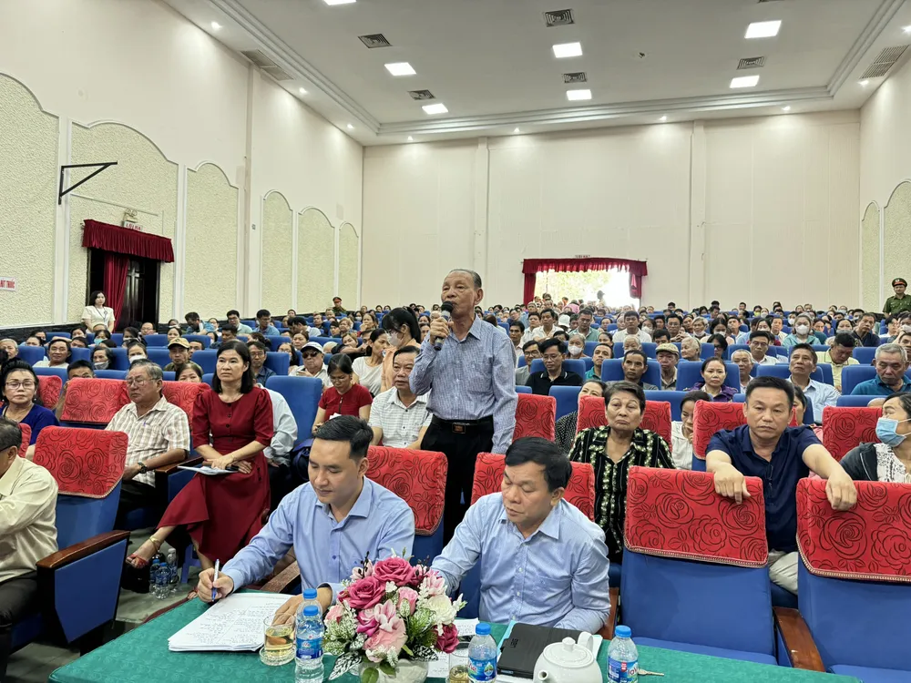 Hơn 400 hộ dân bị ảnh hưởng bởi dự án vành đai 2 có mặt tại Hội nghị. Ảnh: ĐÀO TRANG Hơn 400 người dân có dự án vành đai 2 đi qua có mặt tại Hội nghị.