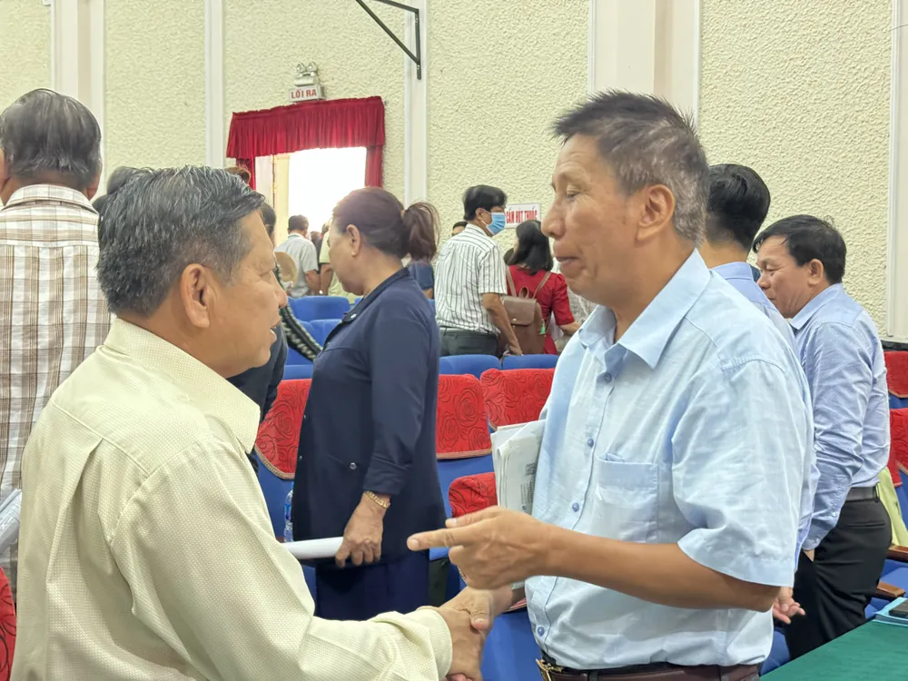Đại diện Ban Bồi thường GPMB TP Thủ Đức trao đổi với người dân. vanh-dai-25.jpg