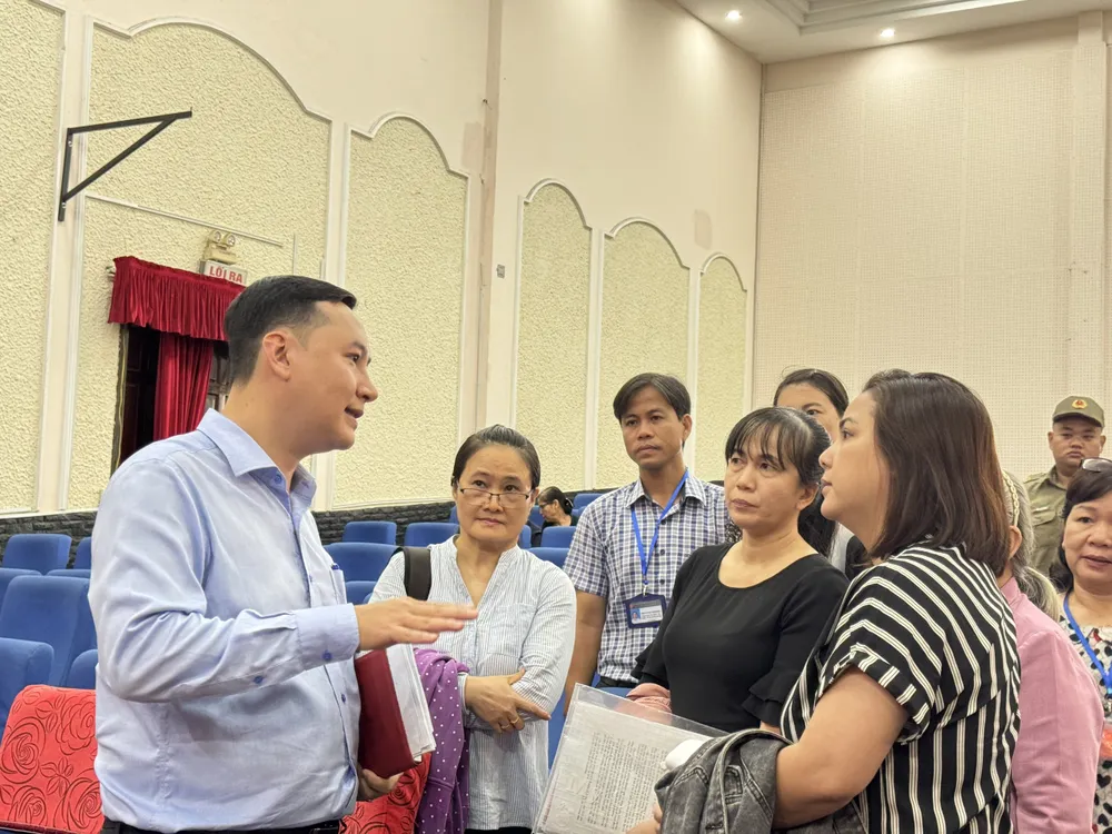 Phó Chủ tịch UBND TP Thủ Đức Mai Hữu Quyết giải đáp thắc mắc cho từng người dân sau Hội nghị. vanh-dai-28.jpg