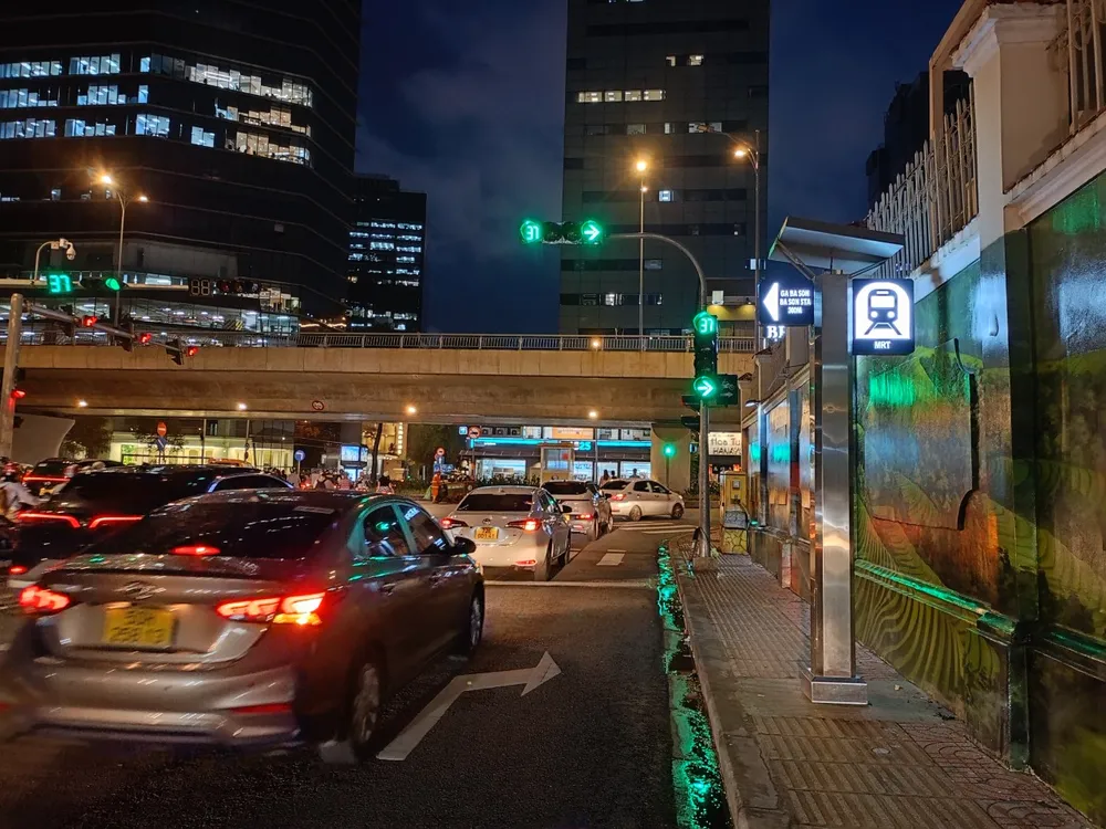 Biển báo metro thông báo hướng đi tới ga Ba Son sáng đèn về đêm, vô cùng đẹp mắt. Xuất hiện biển báo metro đẹp như ở nước ngoài ở trung tâm TP.HCM