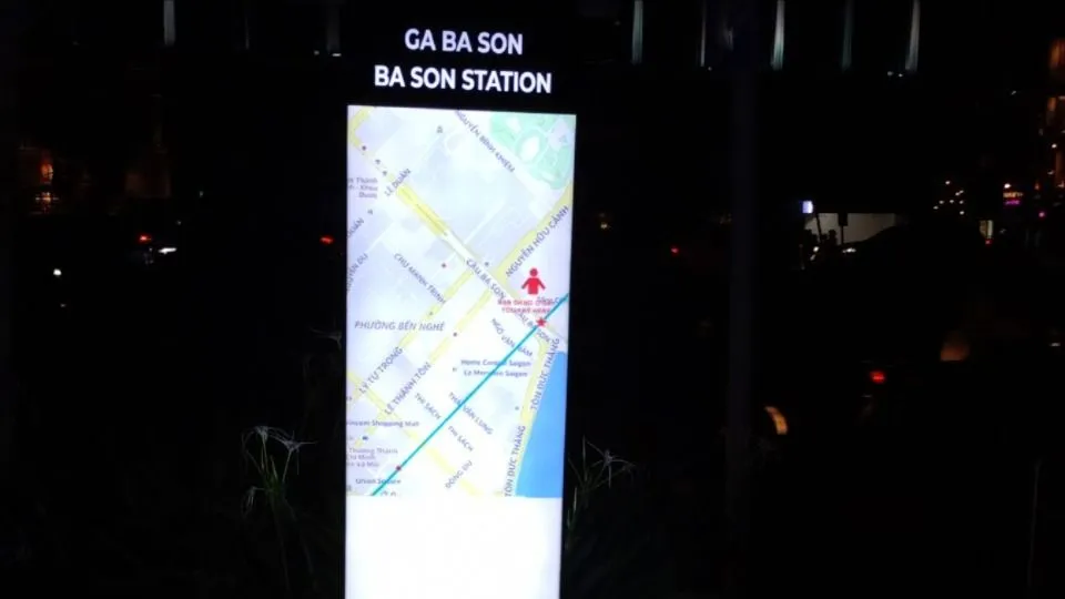 Hướng di chuyển tới ga Ba Son. Xuất hiện biển báo metro đẹp như ở nước ngoài ở trung tâm TP.HCM