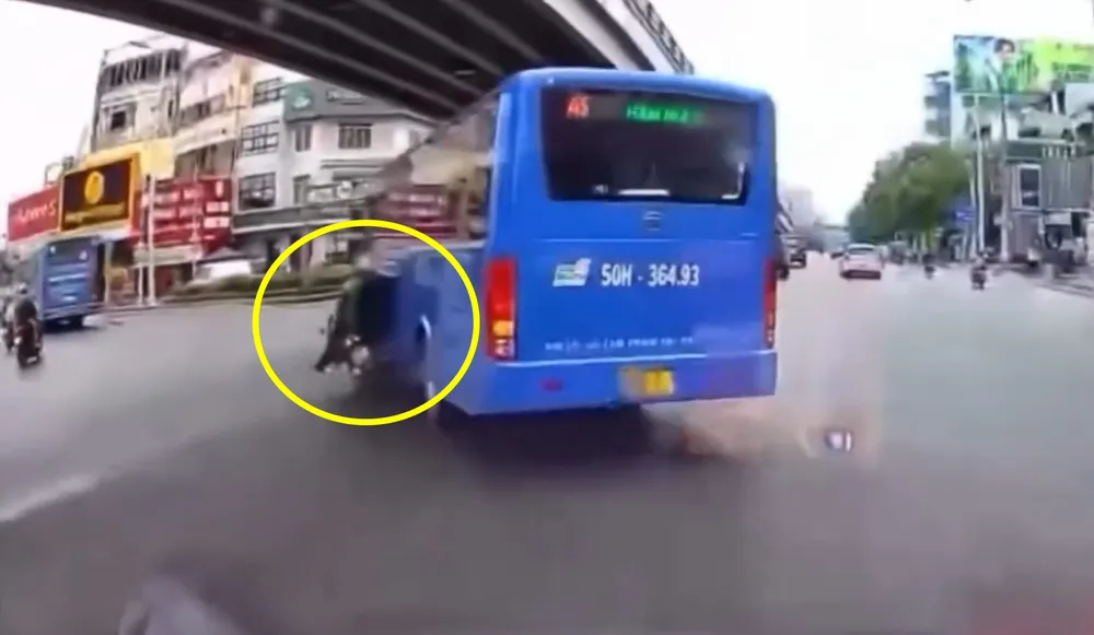 Đình chỉ tài xế xe buýt phóng nhanh vượt ẩu gây va chạm với xe máy ở Lăng Cha Cả, Tân Bình.Ảnh: MXH Đình chỉ tài xế xe buýt phóng nhanh vượt ẩu gây va chạm với xe máy ở Lăng Cha Cả, Tân Bình