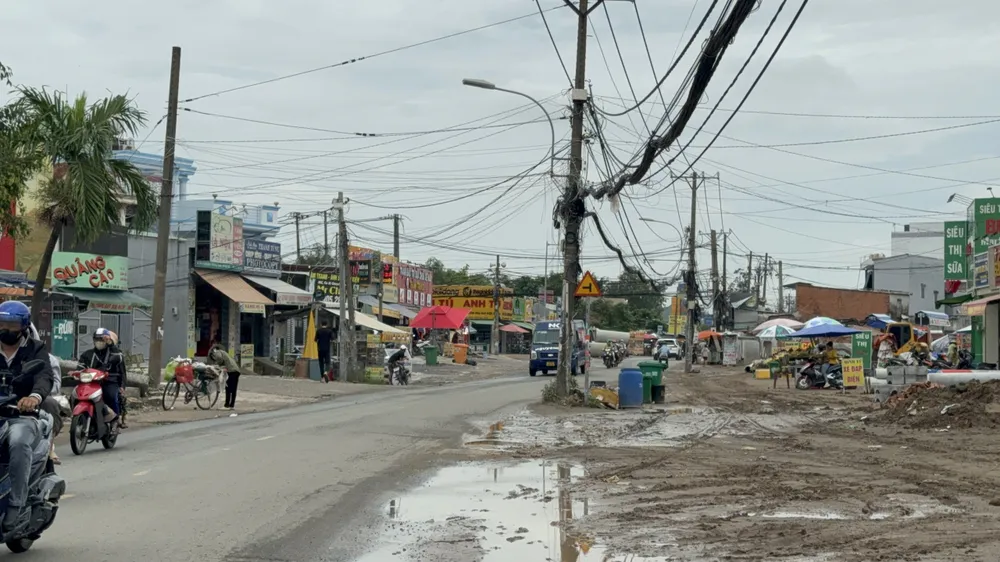 Nhà dân lùi sâu vào trong, bàn giao đất cho nhà nước thực hiện dự án mở rộng đường Lò Lu.Ảnh: ĐT mở rộng đường Lò Lu