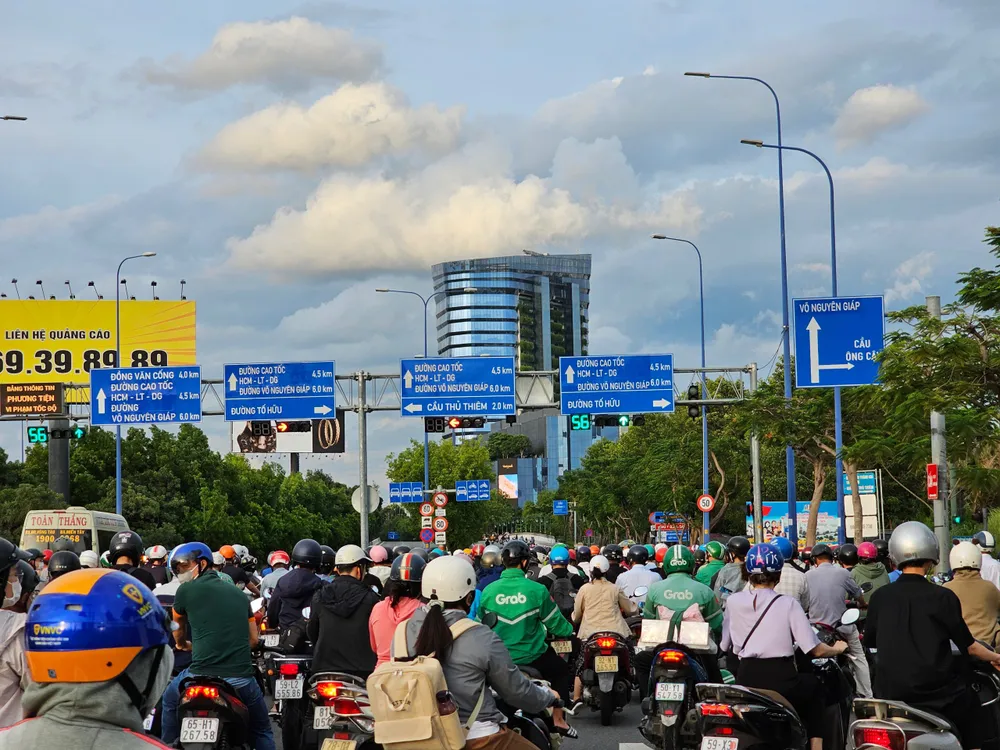 Hiện nút giao thông trên đường Mai Chí Thọ đã được bổ sung đèn số đếm lùi với đèn xanh. Ảnh: ĐÀO TRANG den-so-dem-lui2.jpg