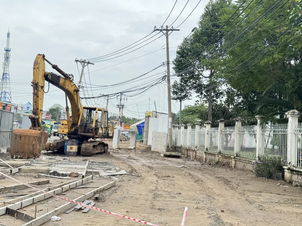 Máy móc, vật tư được đưa đến công trường để đẩy nhanh tiến độ. cau-tang-long-110.jpg