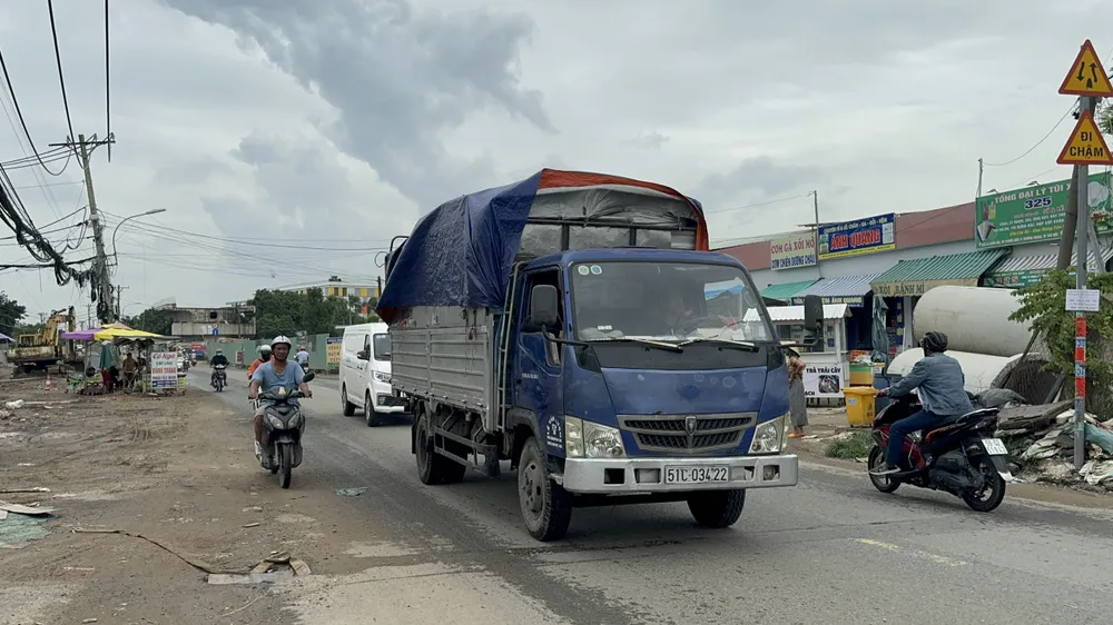 Lượng phương tiện từ đường Nguyễn Duy Trinh, Lã Xuân Oai vào khu vực Khu công nghệ cao rất lớn. cau-tang-long-112.jpg