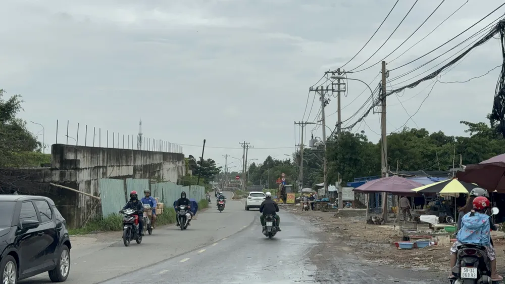 Dự kiến một nhánh cầu sẽ thông xe vào tháng 12-2024. cau-tang-long-15.jpg