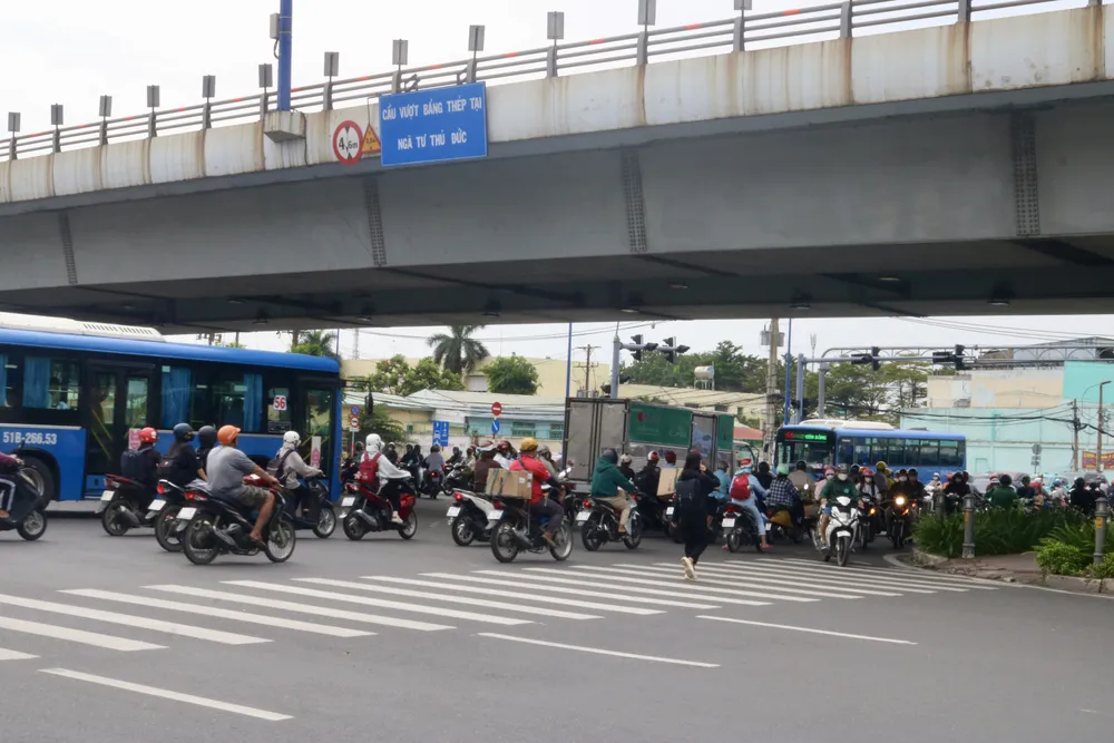 Lượng phương tiện đông đúc dưới cầu vượt thép. Ảnh: LAN HƯƠNG. IMG_8828.jpg