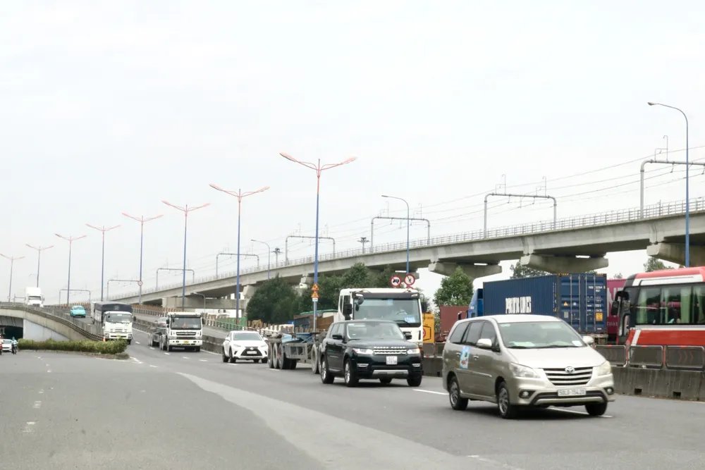 Một số xe ô tô và xe vận tải có tải trọng nhỏ vẫn được lưu thông trên cầu vượt. Ảnh: LAN HƯƠNG. IMG_8862.jpg