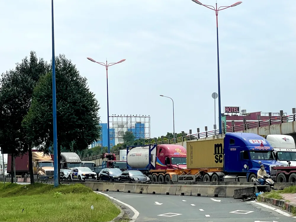 Hàng dài xe đang chờ di chuyển. Ảnh: LAN HƯƠNG. ùn ứ ngã tư Thủ Đức